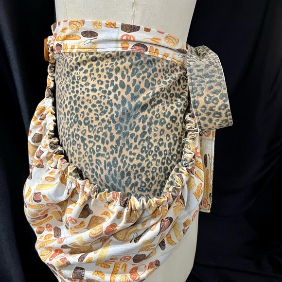 Retro Vintage 1940’s-Inspired Leopard & Bread Print Garden Harvest Apron - Picture 5 of 7